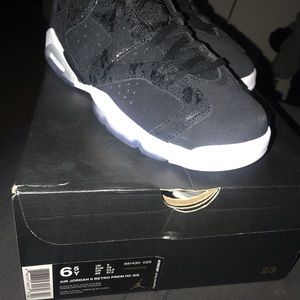 Grade school size 6.5y prem Jordan 6’s